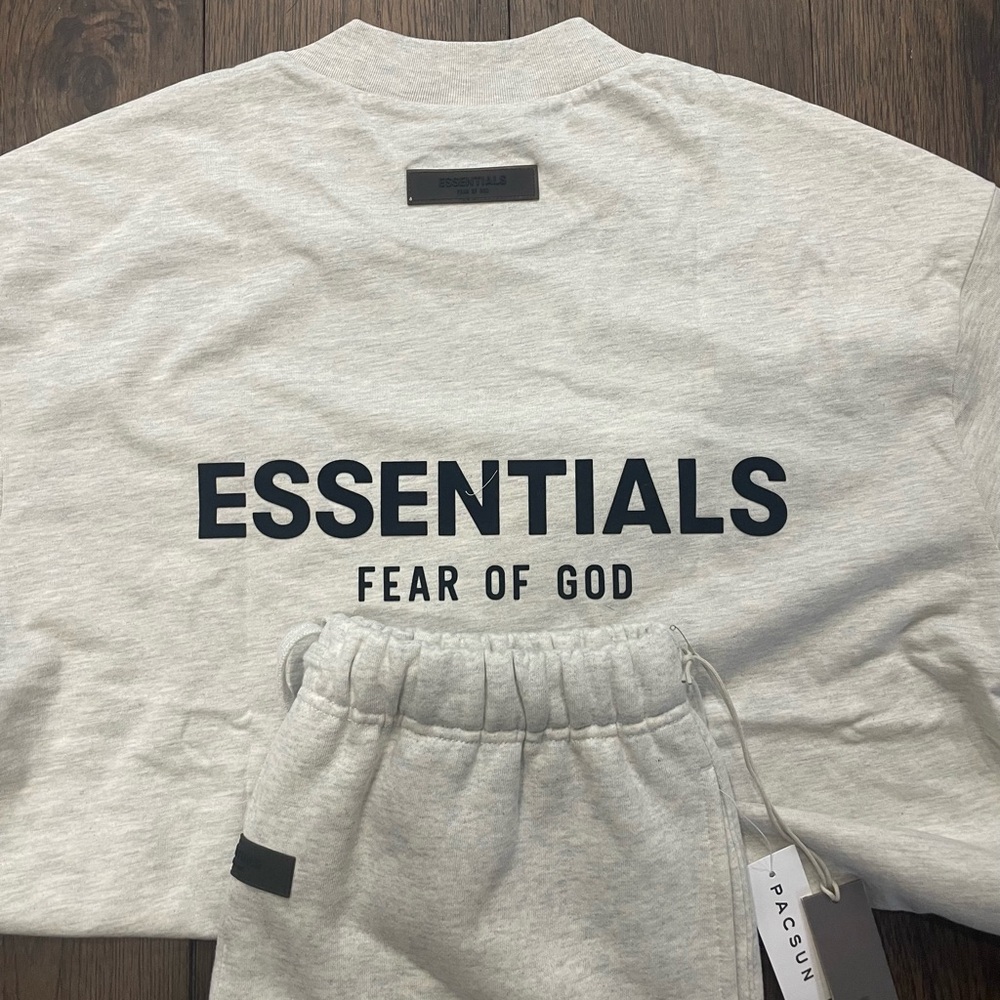 Essentials fear of god light oatmeal tee shirt and shorts full set - Picture 4 of 5